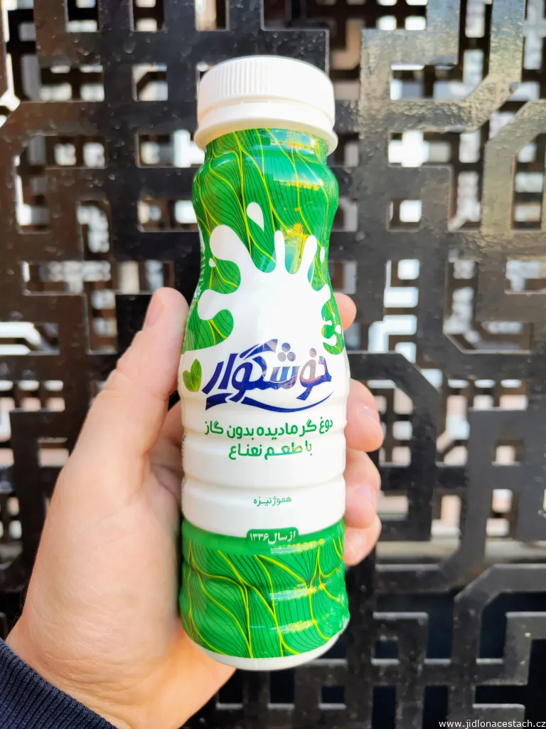 Místo alkoholu ochutnejte raději místní jogurtový nápoj doogh. Místo alkoholu ochutnejte raději místní jogurtový nápoj doogh.