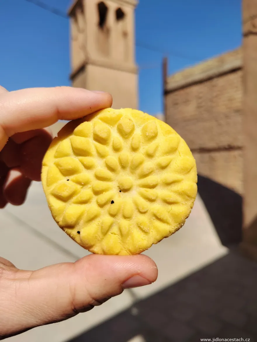 Kolompeh : le biscuit iranien traditionnel fourré aux dattes. À l'arrière-plan, l'une des nombreuses tours à vent typiques de Yazd. Kolompeh : le biscuit iranien traditionnel fourré aux dattes. À l'arrière-plan, l'une des nombreuses tours à vent typiques de Yazd.