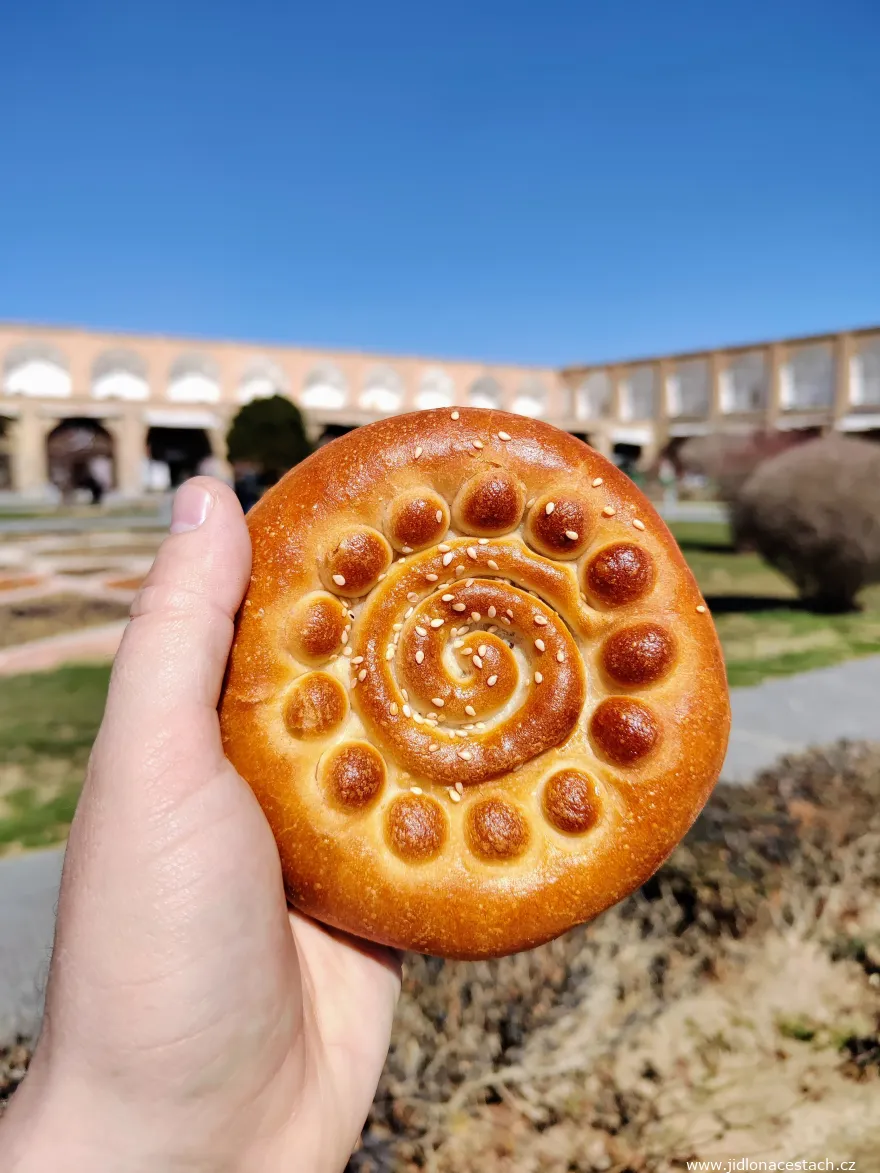 Im Iran kannst du unzählige verschiedene Kuchen probieren. Koloocheh Fuman gehört zu meinen liebsten. Im Iran kannst du unzählige verschiedene Kuchen probieren. Koloocheh Fuman gehört zu meinen liebsten.