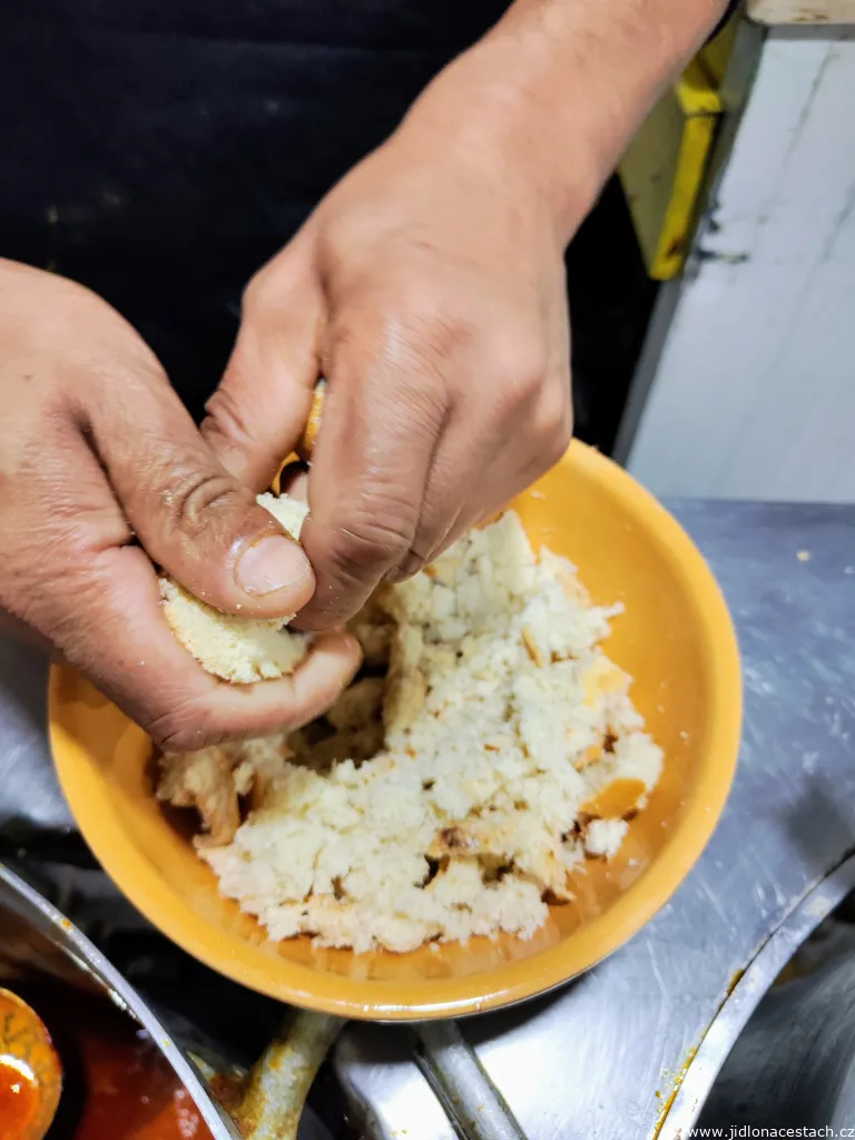 Lablabi: Die Zubereitung beginnt damit, dass altbackenes Brot in eine Keramikschale gebrochen wird. Meist brechen die Gäste das Brot selbst, hier übernimmt es für mich der Koch.