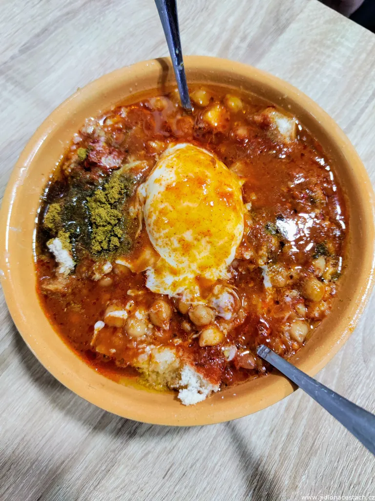 Lablabi: altbackenes Brot, Kichererbsen mit Brühe, weich gekochtes Ei, Knoblauch, Harissa, Olivenöl und jede Menge Gewürze.