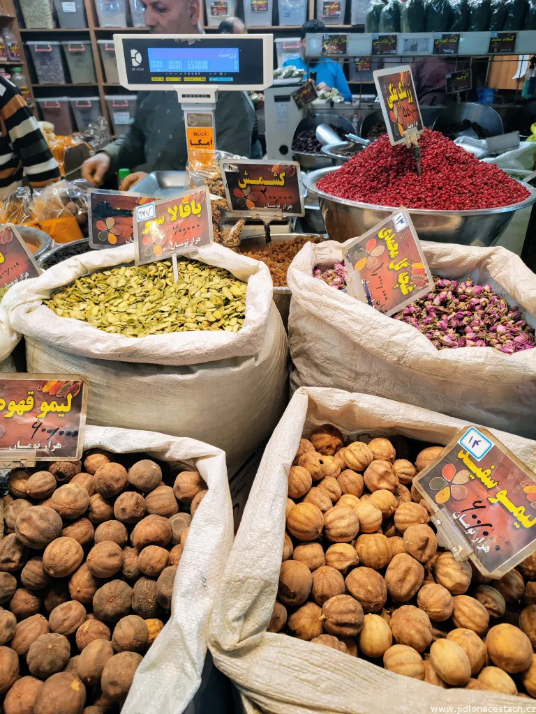 Limoo amani: getrocknete Limetten auf dem Markt in Yazd. Limoo amani: getrocknete Limetten auf dem Markt in Yazd.