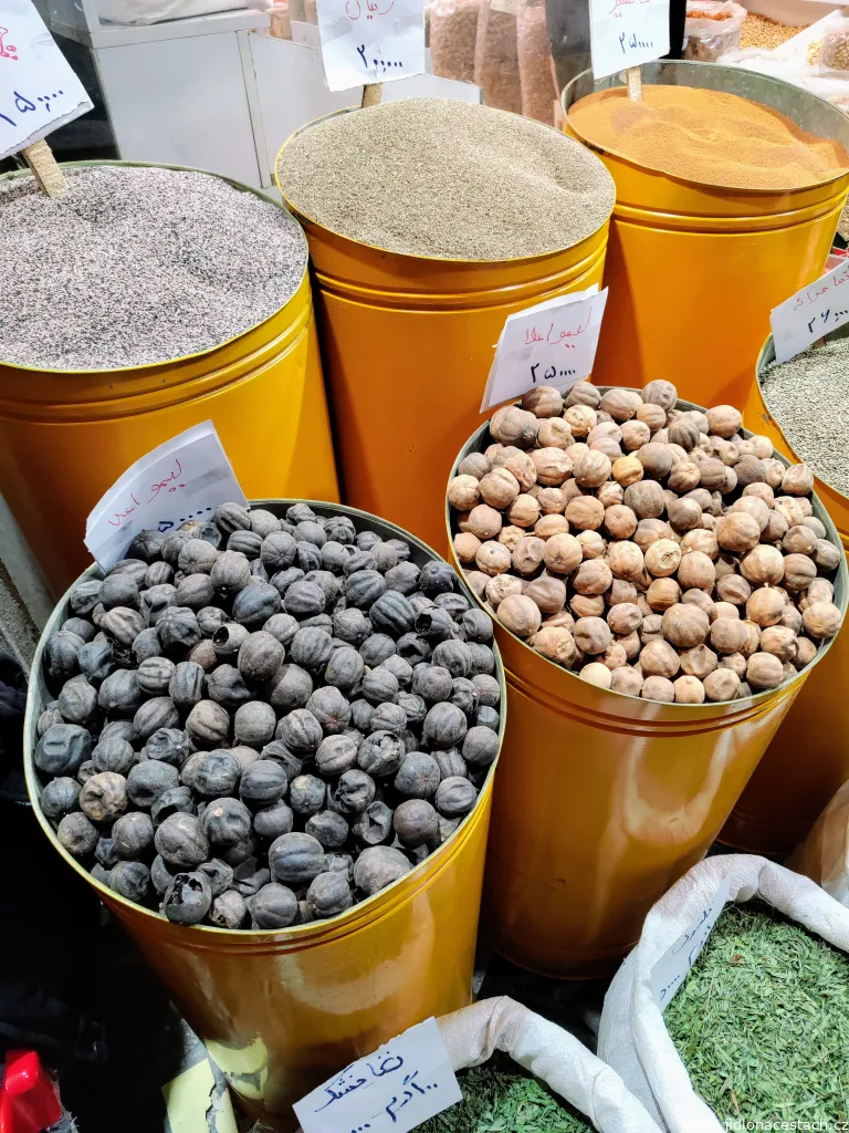 Limoo amani: dunkle und helle getrocknete Limetten auf dem Markt in Yazd. Limoo amani: dunkle und helle getrocknete Limetten auf dem Markt in Yazd.