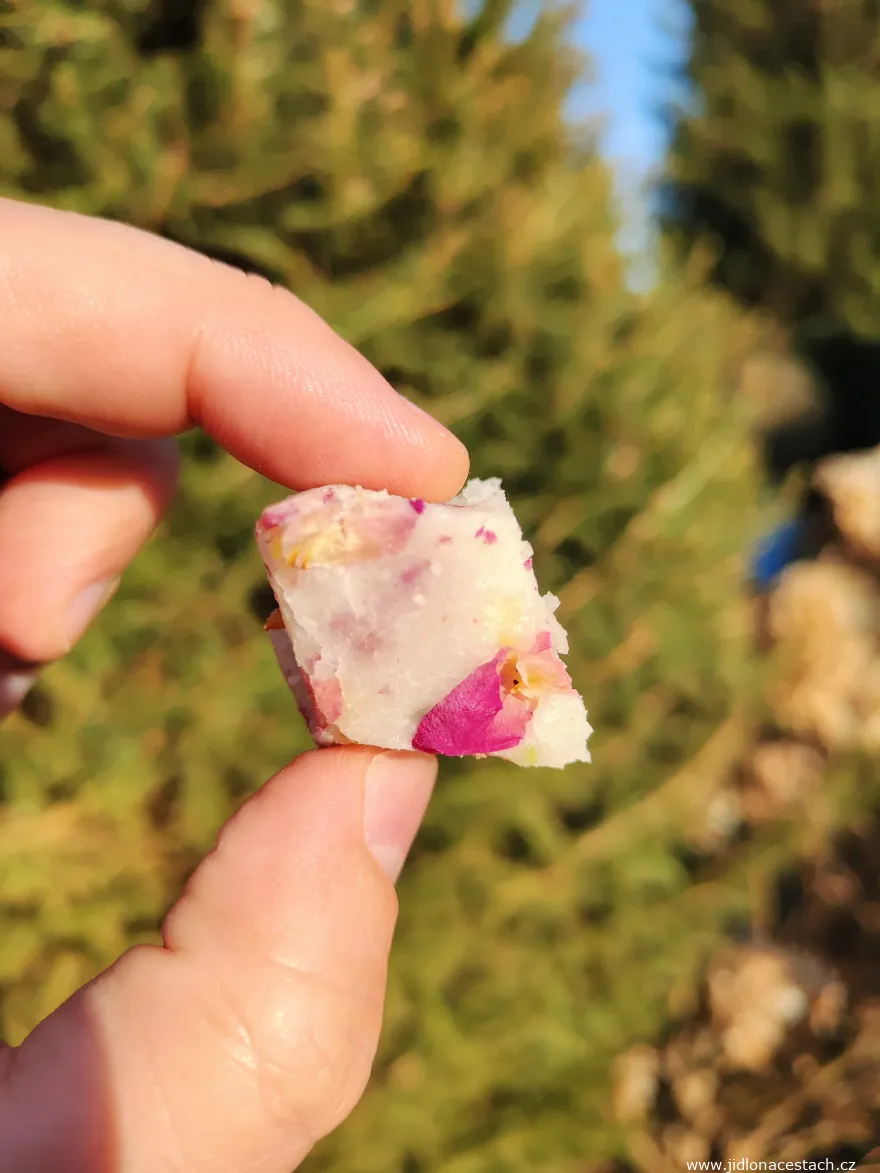 Loz aux amandes moulues et aux pétales de rose. La forme est typiquement un losange. Loz aux amandes moulues et aux pétales de rose. La forme est typiquement un losange.