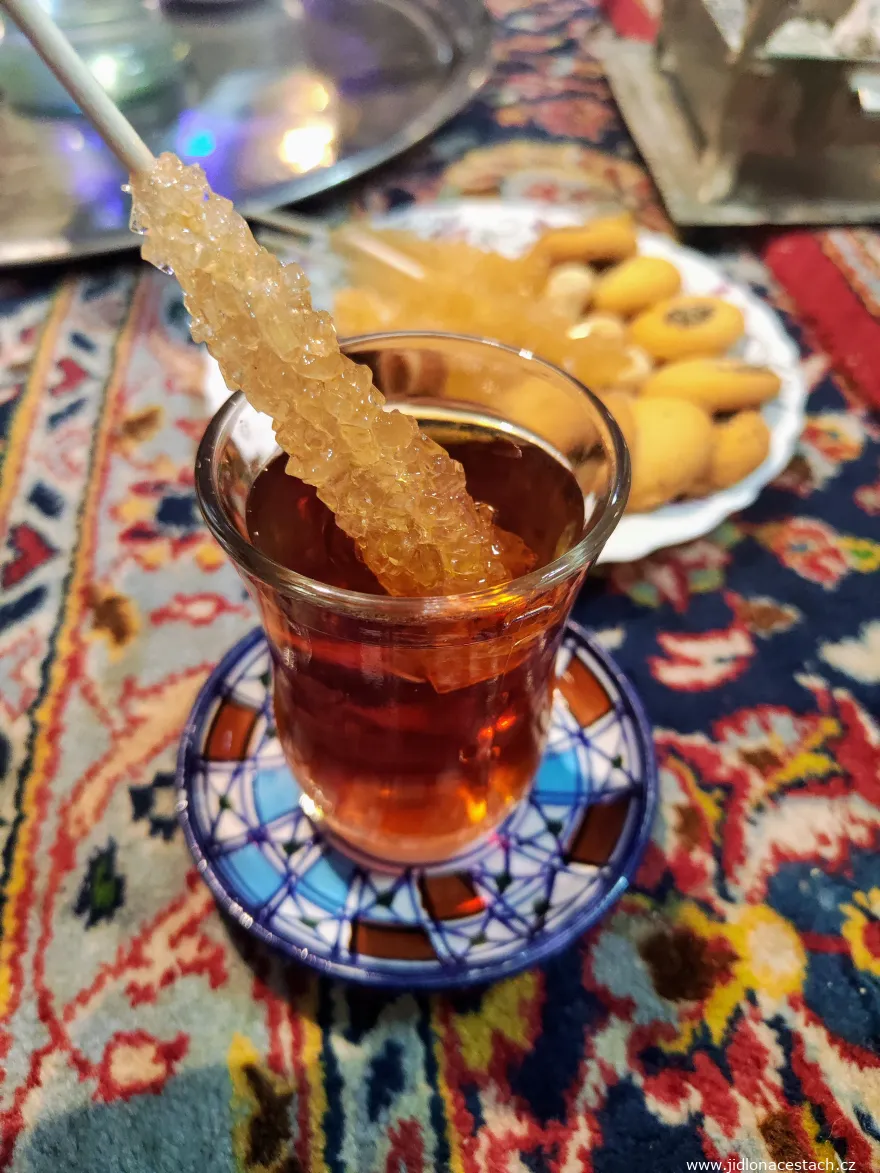 Iranischer Tee mit Nabat-Zucker. Im Hintergrund Kekse, die typisch für die Stadt Yazd sind. Iranischer Tee mit Nabat-Zucker. Im Hintergrund Kekse, die typisch für die Stadt Yazd sind.