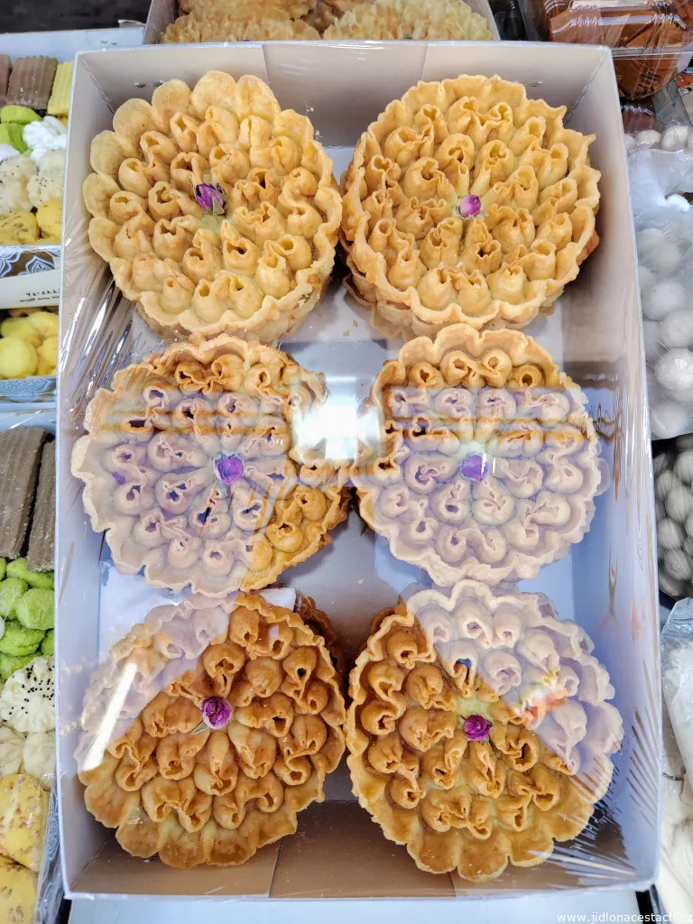 Nan panjereh zum Verkauf auf dem Markt in Yazd.