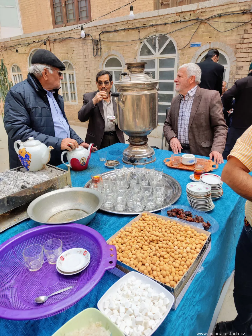 Des hommes iraniens autour d'une table dressée d'où l'on offre la nourriture. Les femmes et les enfants y ont eux aussi accès. Des hommes iraniens autour d'une table dressée d'où l'on offre la nourriture. Les femmes et les enfants y ont eux aussi accès.
