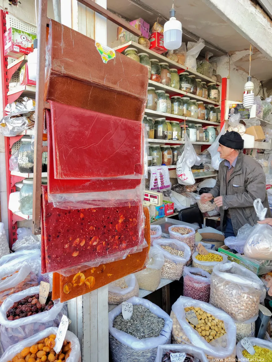 Lavashak chez l'un des nombreux vendeurs iraniens. Lavashak chez l'un des nombreux vendeurs iraniens.