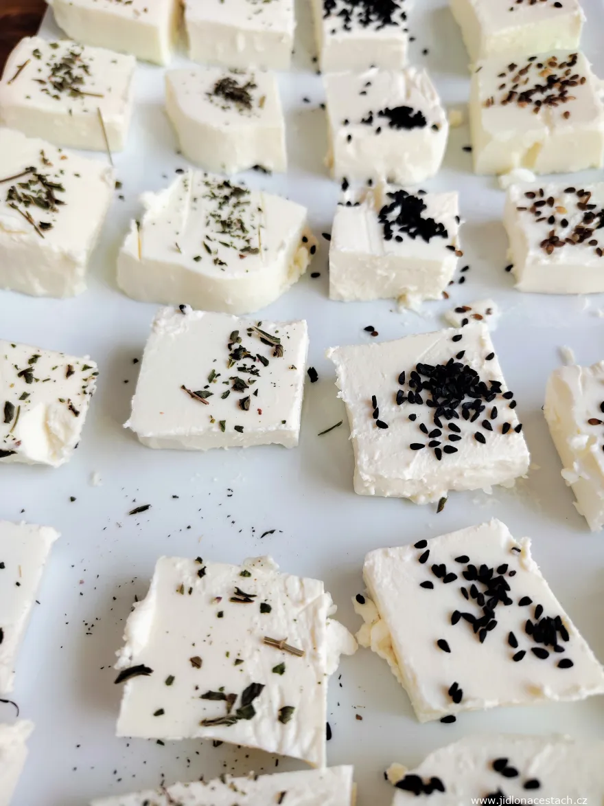 Panir : fromage frais, mou et doux, à la structure crémeuse et légèrement tartinable. Panir : fromage frais, mou et doux, à la structure crémeuse et légèrement tartinable.