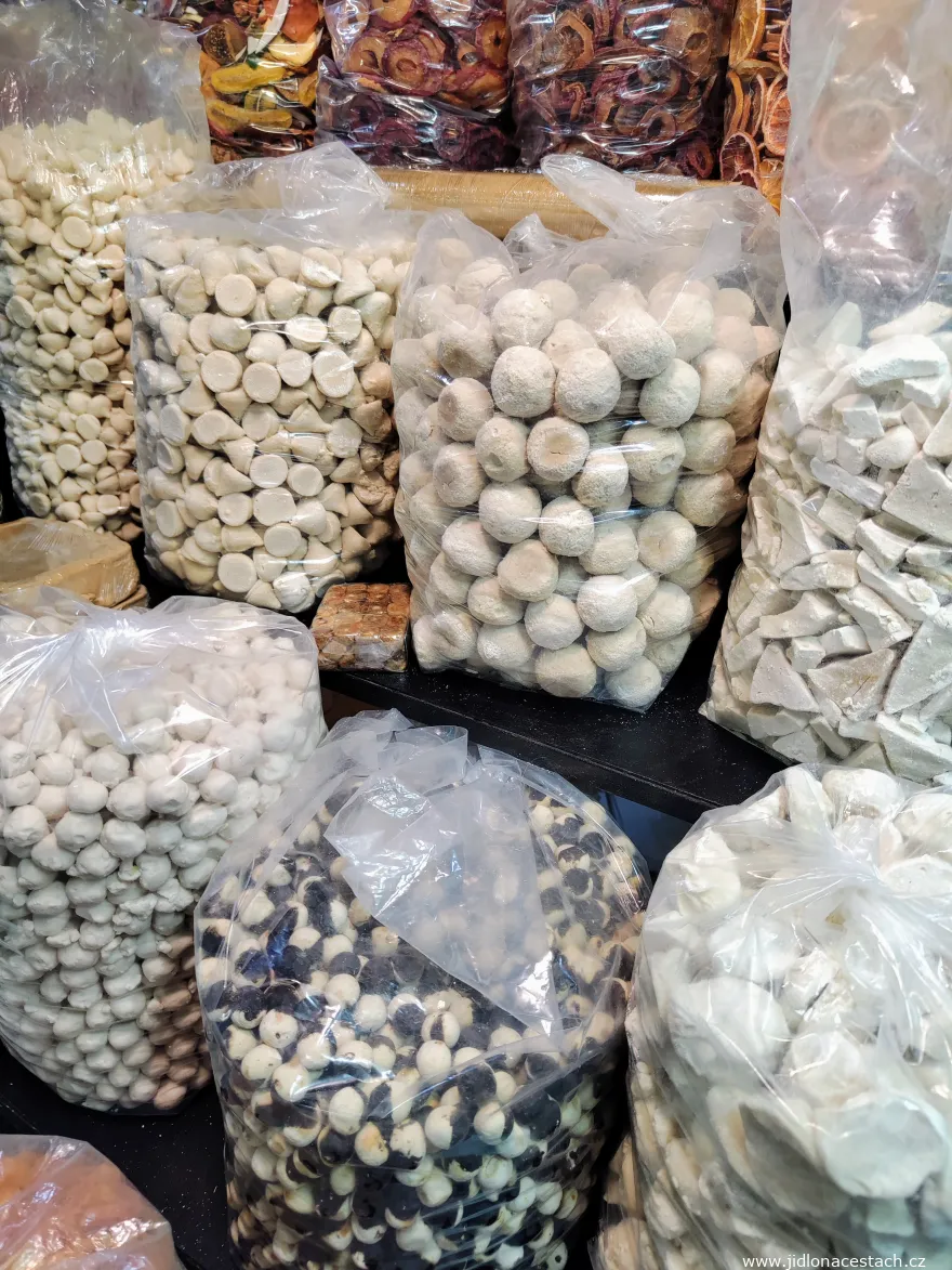 Kashk: die iranische fermentierte Molke in Form kleiner Kügelchen (hier unterschiedlich gewürzt). Kashk: die iranische fermentierte Molke in Form kleiner Kügelchen (hier unterschiedlich gewürzt).