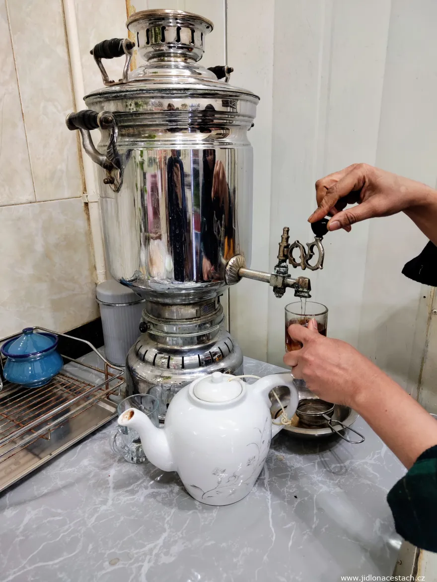 Danach wird der Tee mit klarem heißem Wasser auf die gewünschte Stärke verdünnt.