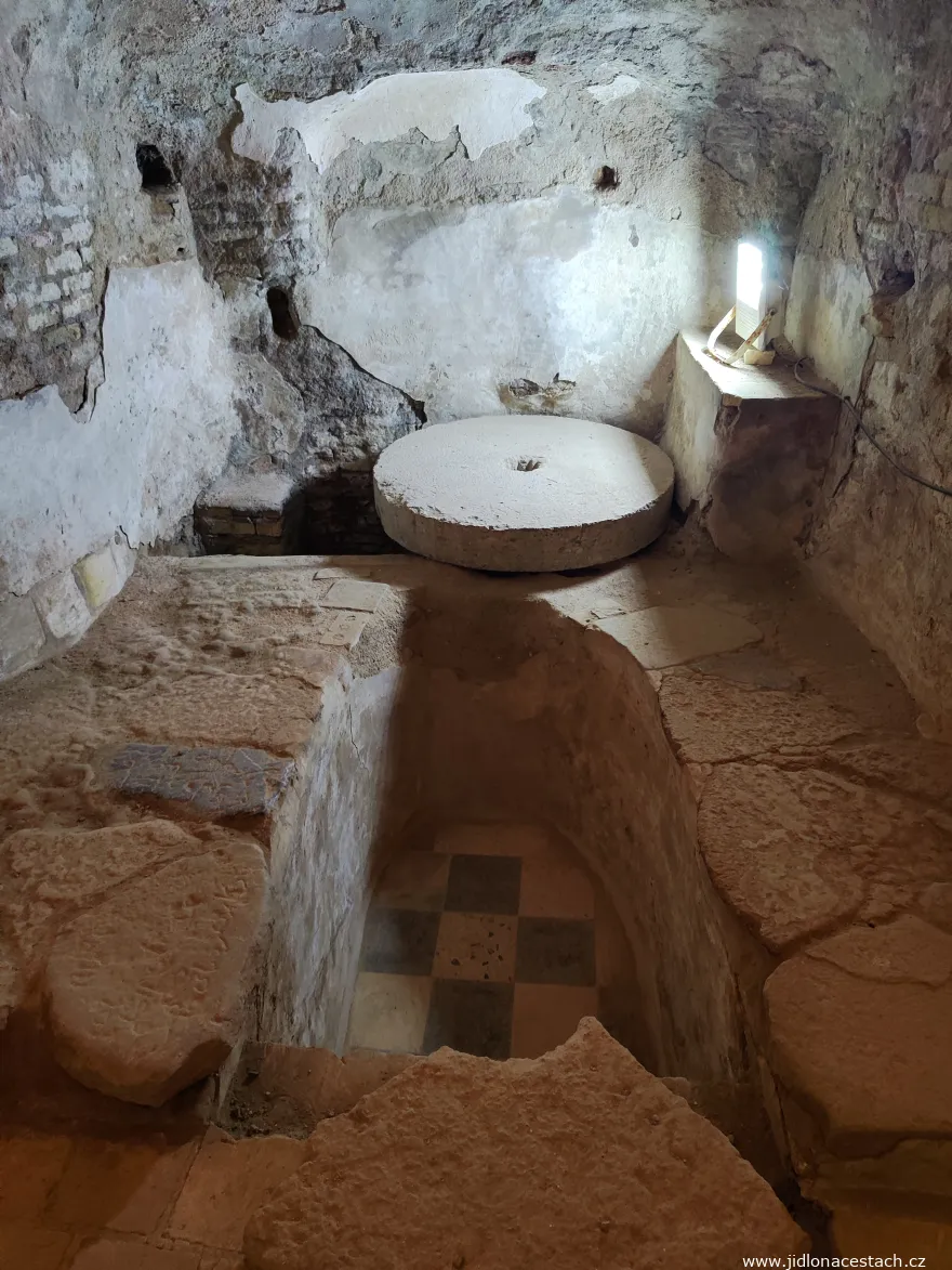 Das Wasser wurde in den Qanaten so raffiniert genutzt, dass es sogar ein Mühlrad antreiben konnte. Das Wasser wurde in den Qanaten so raffiniert genutzt, dass es sogar ein Mühlrad antreiben konnte.
