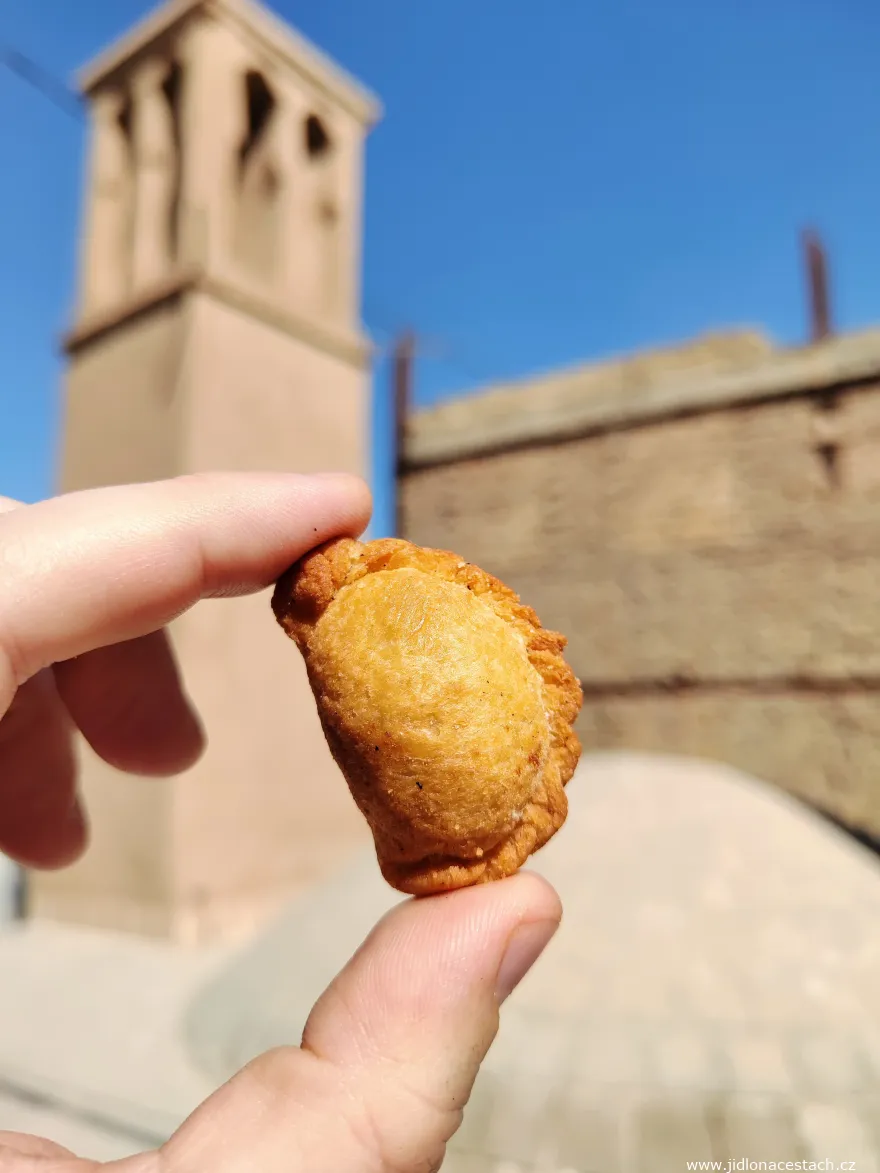 Qottab : pâtisserie iranienne sablée fourrée aux fruits secs, ici aussi visiblement refermée en forme de chausson.