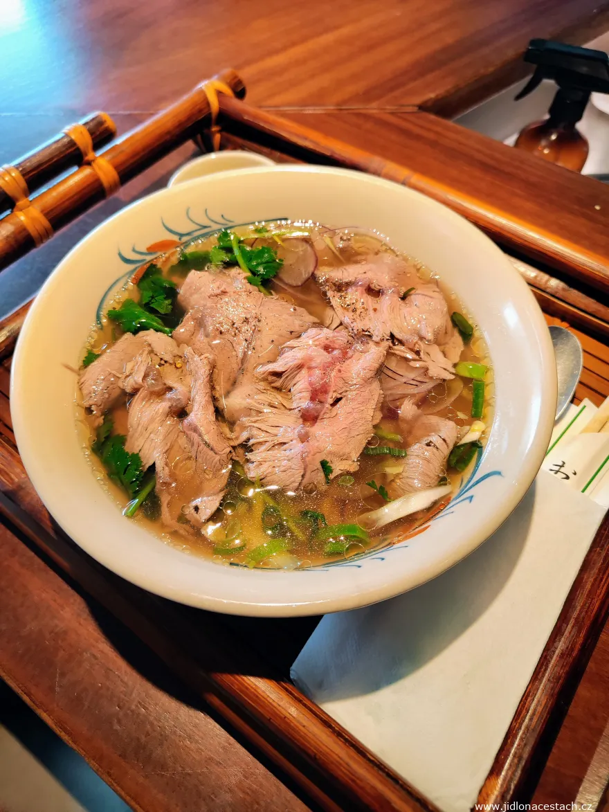 Phở bò chín: hovädzí vývar, domáce ryžové rezance, varený brisket, nakladaný cesnak, sriracha (275 Kč/11 EUR). Phở bò chín: hovädzí vývar, domáce ryžové rezance, varený brisket, nakladaný cesnak, sriracha (275 Kč/11 EUR).