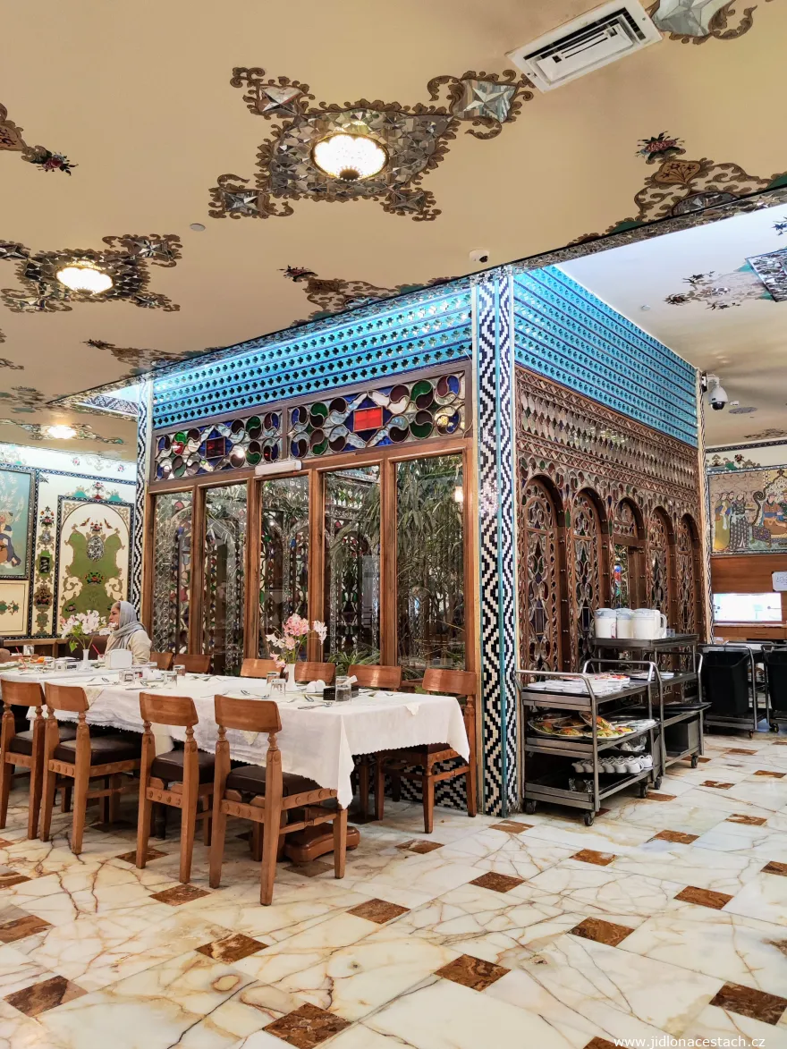 L'intérieur du célèbre Restaurant Sahrzad à Ispahan. Ici, pas de takht : on mange à des tables et sur des chaises à l'européenne. L'intérieur du célèbre Restaurant Sahrzad à Ispahan. Ici, pas de takht : on mange à des tables et sur des chaises à l'européenne.