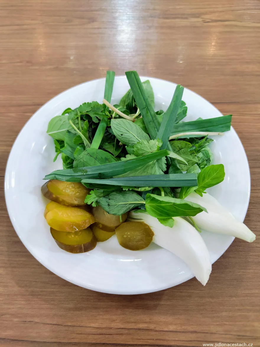 Sabzi khordan servito con una colazione iraniana (adasi di lenticchie). Qui l'arancia è stata sostituita da un ottimo cetriolo sottaceto. Sabzi khordan servito con una colazione iraniana (adasi di lenticchie). Qui l'arancia è stata sostituita da un ottimo cetriolo sottaceto.