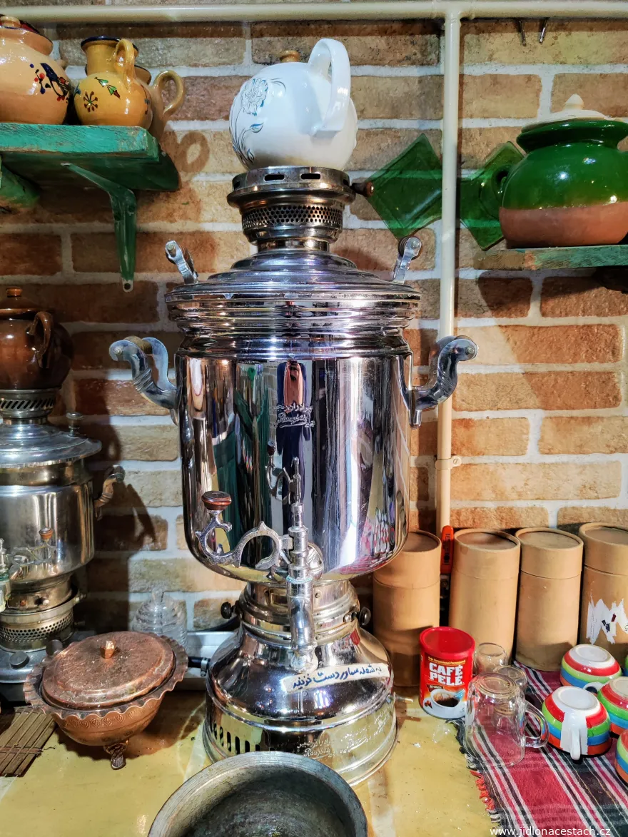 Die ursprünglich russischen Samoware findest du im Iran überall. In der oberen Keramikkanne hält sich der Tee warm, im großen Metallkörper wird klares Wasser heiß, mit dem sich der starke Tee nach Geschmack verdünnen lässt. Die ursprünglich russischen Samoware findest du im Iran überall. In der oberen Keramikkanne hält sich der Tee warm, im großen Metallkörper wird klares Wasser heiß, mit dem sich der starke Tee nach Geschmack verdünnen lässt.