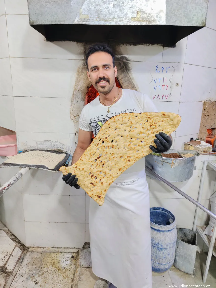 Iranischer Bäcker mit frisch gebackenem Sangak-Brot. Iranischer Bäcker mit frisch gebackenem Sangak-Brot.