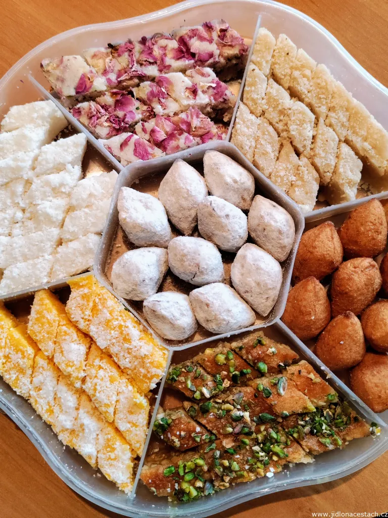 Jazd je v íránské gastronomii proslavený sladkostmi. Tato sada z jedné z historických cukráren obsahuje qottab a různé druhy loz.