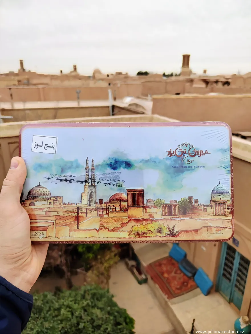 Süßigkeiten in einer Metalldose mit Yazd-Motiv. Im Hintergrund (wie auch sonst 😁) Yazd. Süßigkeiten in einer Metalldose mit Yazd-Motiv. Im Hintergrund (wie auch sonst 😁) Yazd.