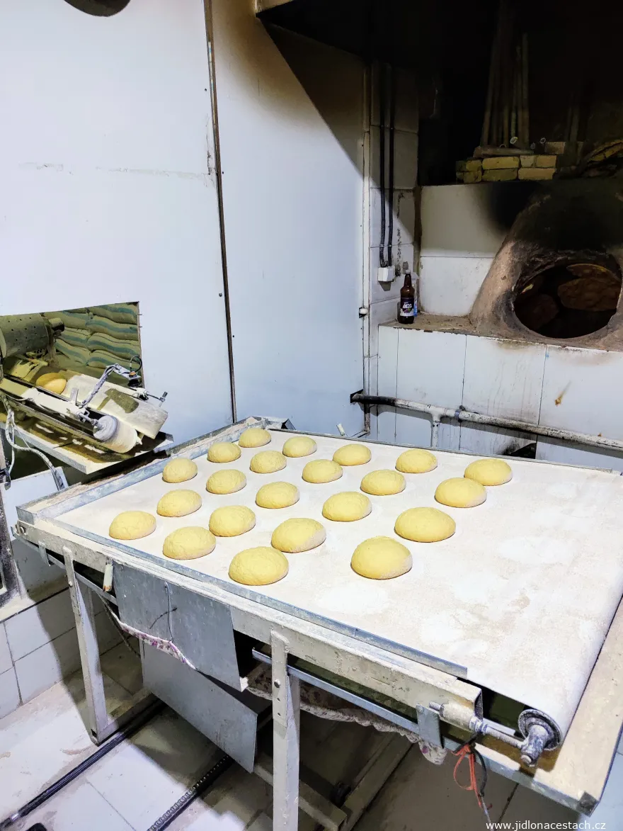 Taftoon : les pâtons sont aujourd'hui souvent pétris et pesés à la machine. L'abaissage en galette, lui, se fait toujours à la main.