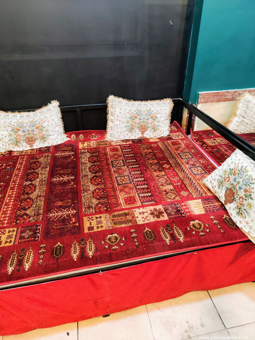 Takht : une plate-forme surélevée sur laquelle on s'assoit pieds nus et où l'on mange. Takht : une plate-forme surélevée sur laquelle on s'assoit pieds nus et où l'on mange.