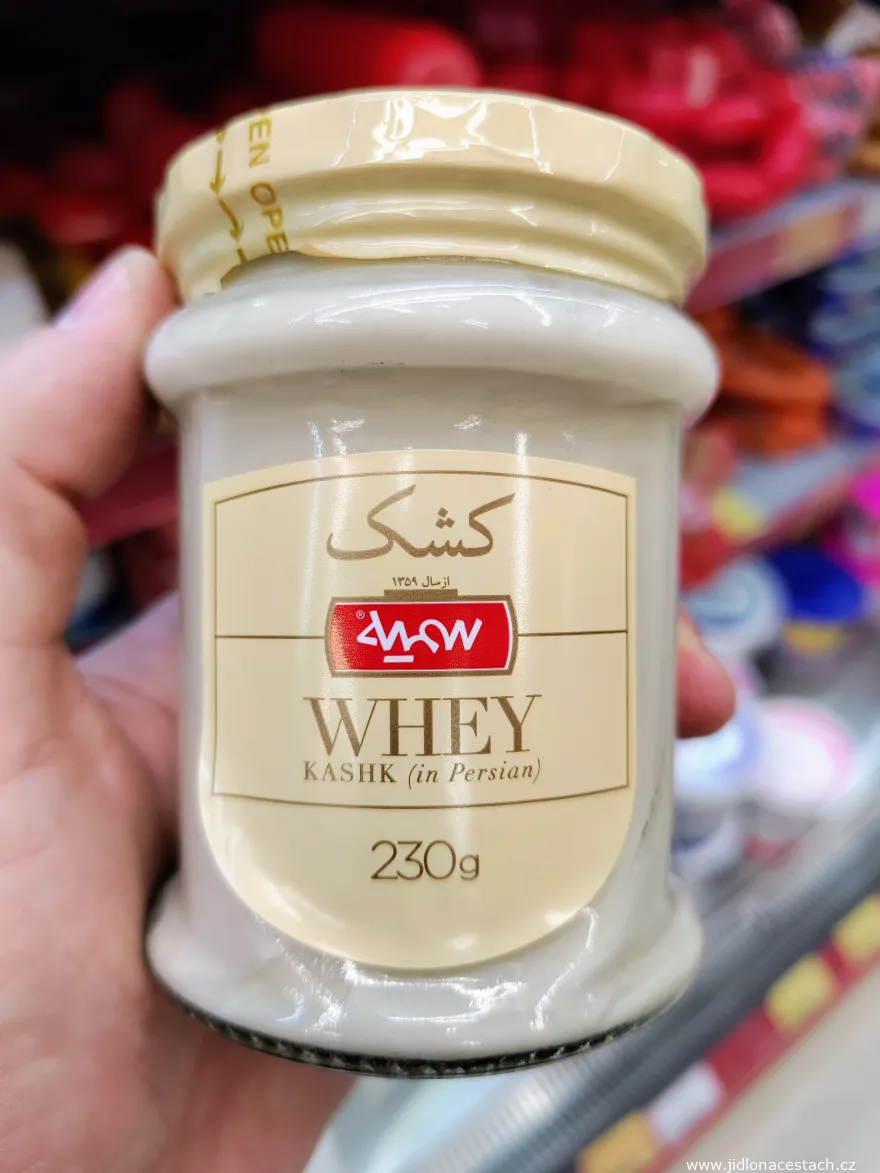 Kashk in flüssiger Form in einem iranischen Supermarkt. Kashk in flüssiger Form in einem iranischen Supermarkt.