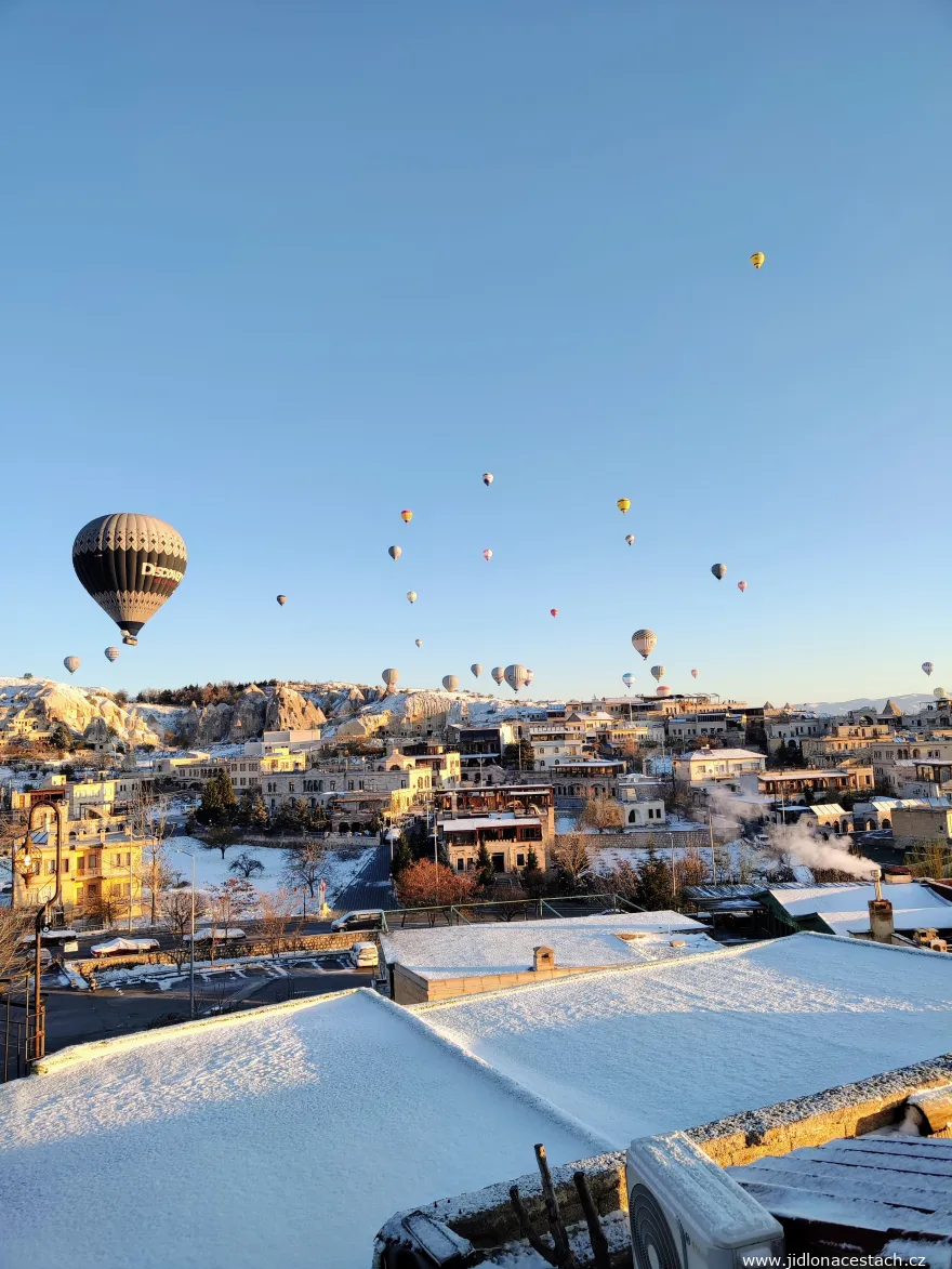 Trotz des dichten Schneefalls klarte das Wetter am Morgen doch noch auf und die Ballons stiegen in die Luft!