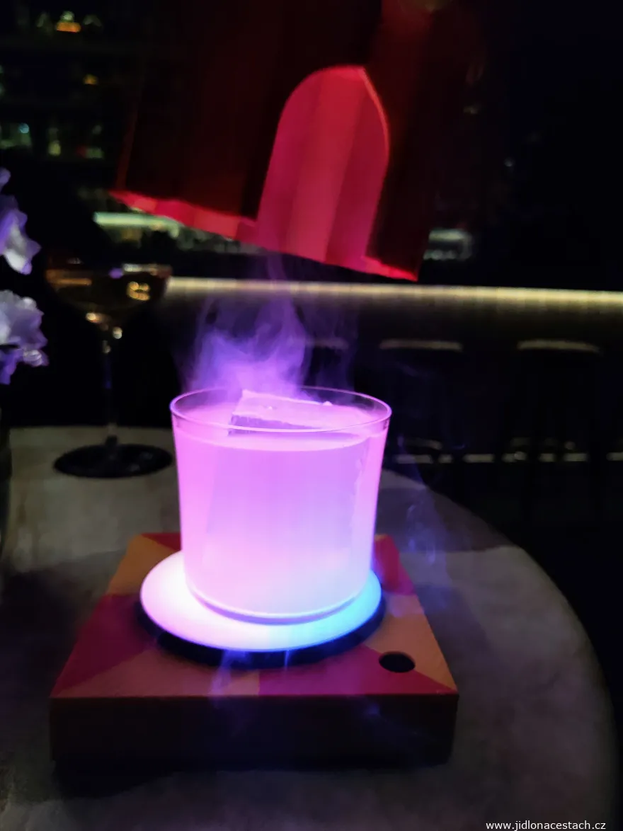 Pražský bar Forbína: koktejl Kouzelný cirkus. Drink je ukryt pod cirkusovým stanem. Pražský bar Forbína: koktejl Kouzelný cirkus. Drink je ukryt pod cirkusovým stanem.