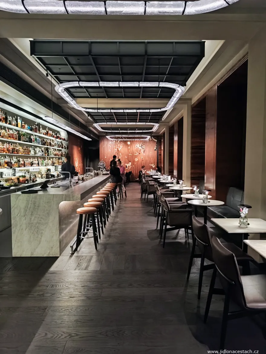 Pražský bar Forbína: interiéru dominuje masivní kamenný pult (foceno před úterní půlnocí, kdy se bar již vyprazdňoval). Pražský bar Forbína: interiéru dominuje masivní kamenný pult (foceno před úterní půlnocí, kdy se bar již vyprazdňoval).