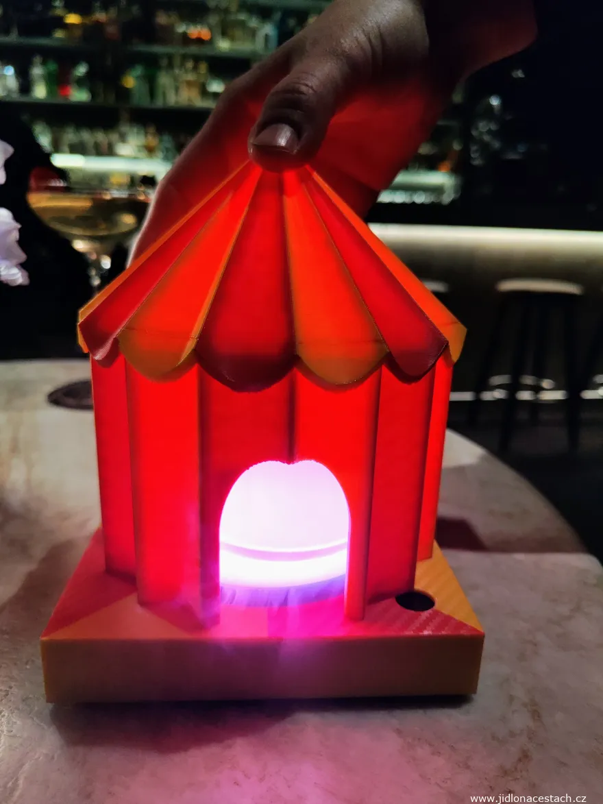 Pražský bar Forbína: koktejl Kouzelný cirkus. Stejnojmenná divadelní hra je jedním z nejvýznamnějších a nejdéle uváděných představení Laterny magiky, premiéra proběhla v roce 1977. Pražský bar Forbína: koktejl Kouzelný cirkus. Stejnojmenná divadelní hra je jedním z nejvýznamnějších a nejdéle uváděných představení Laterny magiky, premiéra proběhla v roce 1977.