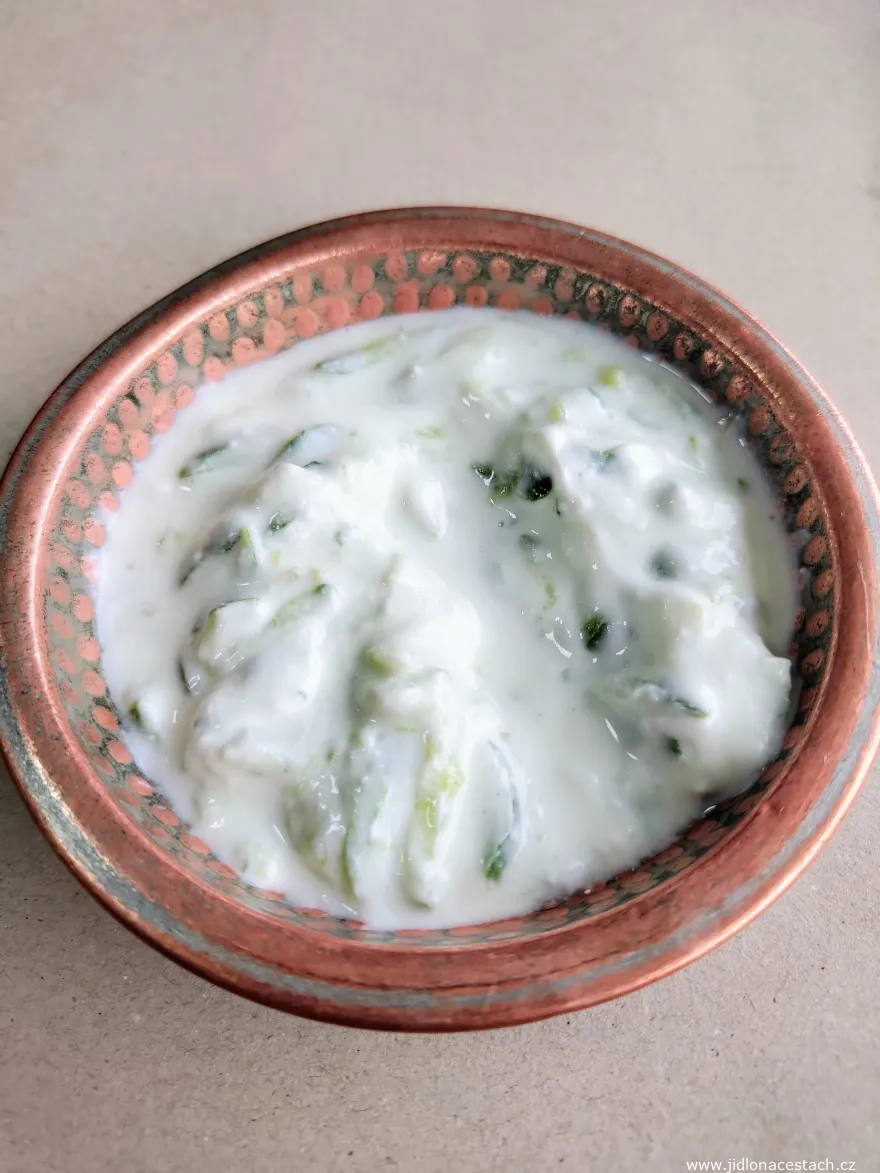 Cacık: traditioneller türkischer Joghurt-Gurken-Salat. Cacık: traditioneller türkischer Joghurt-Gurken-Salat.