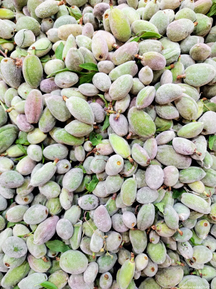 Amandes vertes non mûres.