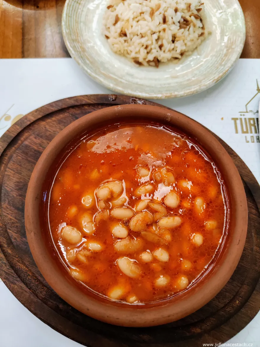 Fırında kuru fasulye: weiße Bohnen in Tomatensauce aus dem Ofen. Fırında kuru fasulye: weiße Bohnen in Tomatensauce aus dem Ofen.