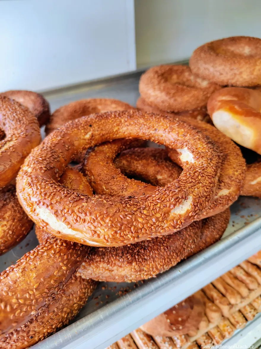 Simit sa skvele hodí k čaju, takže ho často nájdete aj v ponuke tureckých čajovní.