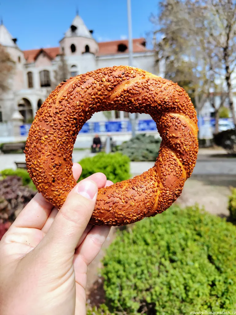 Simit: křupavý kulatý preclík pokrytý sezamem. Pečivo neodmyslitelně spjaté s celým Tureckem, obzvlášť s Istanbulem.