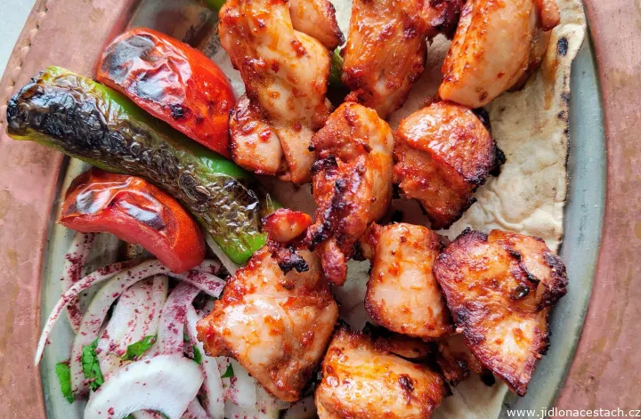 Şiş kebap: kousky grilovaného masa na jehle