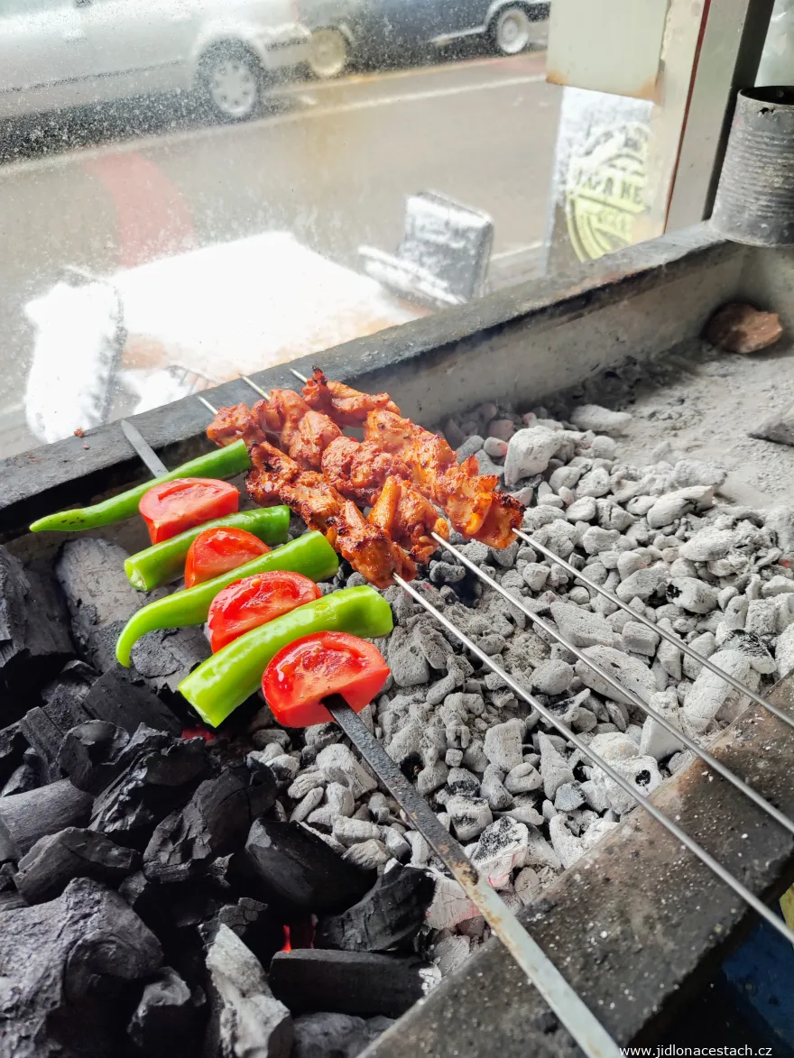 Tavuk şiş kebap: príprava kuracieho (tavuk) kebabu so zeleninou. Tavuk şiş kebap: príprava kuracieho (tavuk) kebabu so zeleninou.