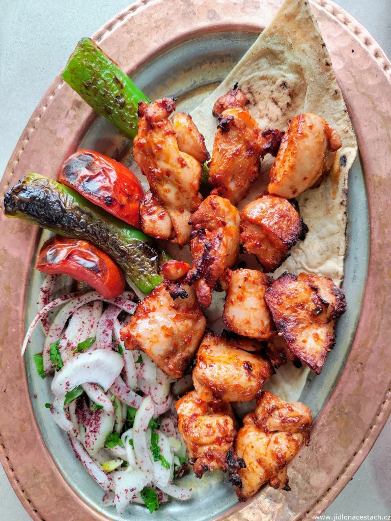 Şiş kebap: kousky grilovaného masa na špízu. Typické turecké jídlo.