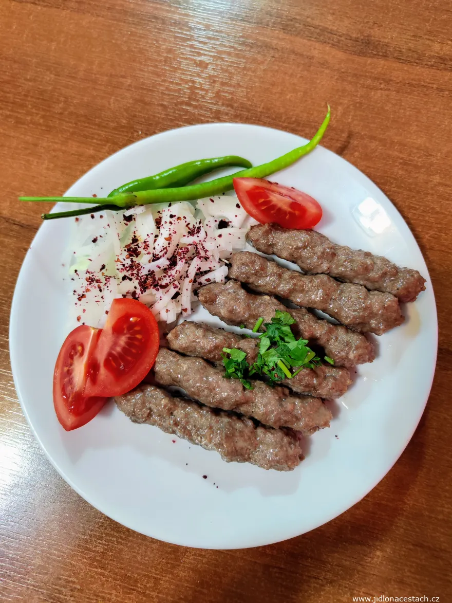 Şiş köfte: grilované mleté mäso na ihle. Typické turecké jedlo. Şiş köfte: grilované mleté mäso na ihle. Typické turecké jedlo.