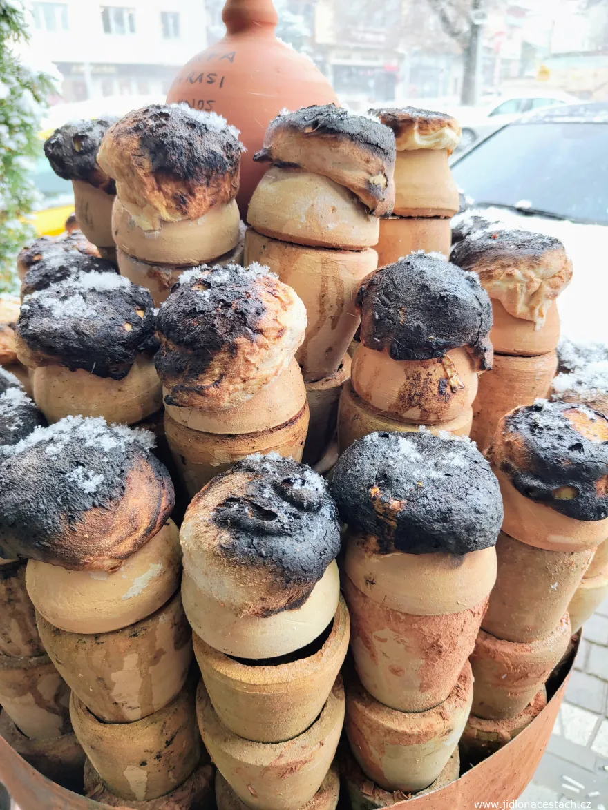 Testi kebabı: leere Gefäße dieser regionalen Spezialität mitten auf einer Straße in Avanos. Kurz zuvor war ein Schneesturm im April durch die Stadt gefegt. Testi kebabı: leere Gefäße dieser regionalen Spezialität mitten auf einer Straße in Avanos. Kurz zuvor war ein Schneesturm im April durch die Stadt gefegt.