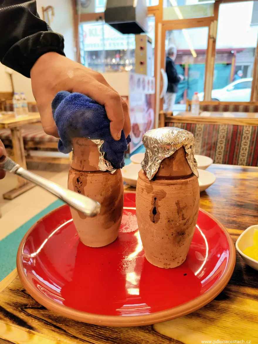 Testi kebabı: Fleisch, das in einem Tongefäß zubereitet wird. Das Gefäß zerschlägt man kurz vor dem Servieren direkt am Tisch. Testi kebabı: Fleisch, das in einem Tongefäß zubereitet wird. Das Gefäß zerschlägt man kurz vor dem Servieren direkt am Tisch.