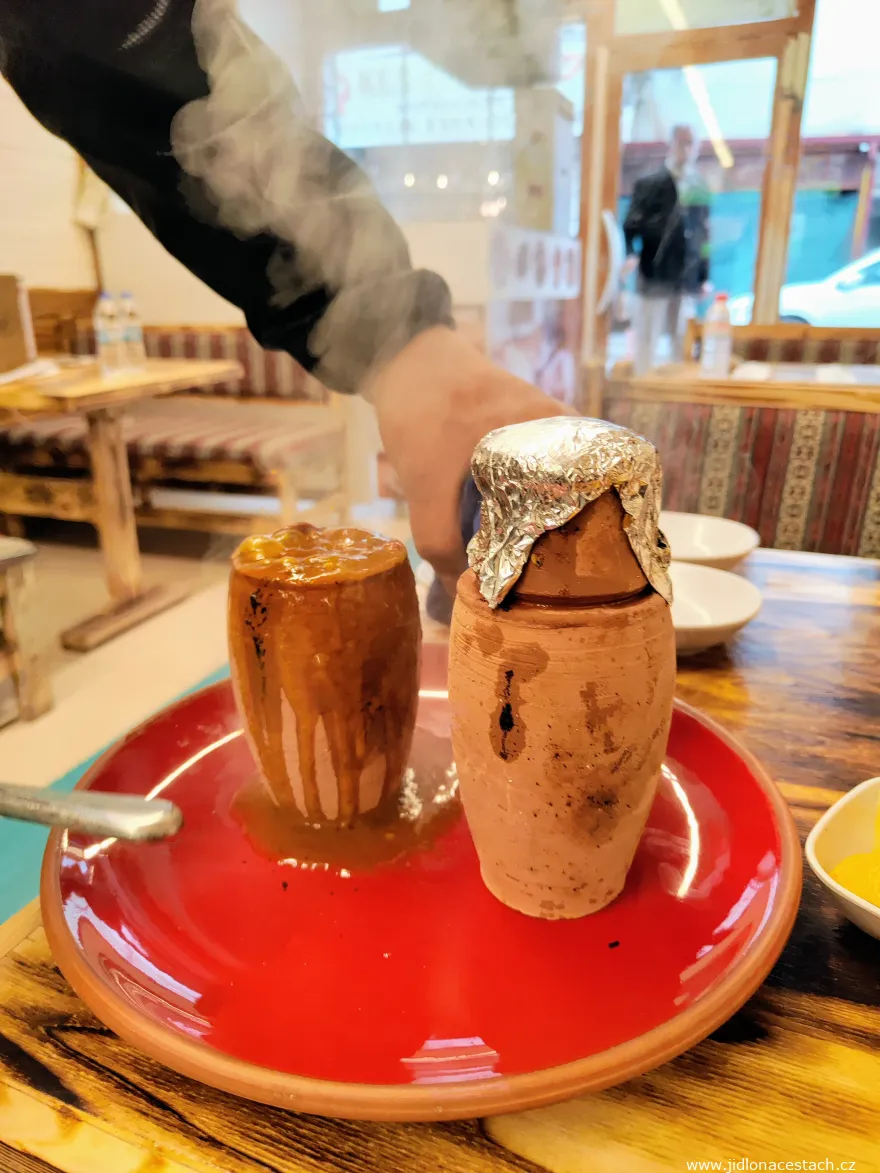 Testi kebabı : un plat typique de la région de Cappadoce. Testi kebabı : un plat typique de la région de Cappadoce.