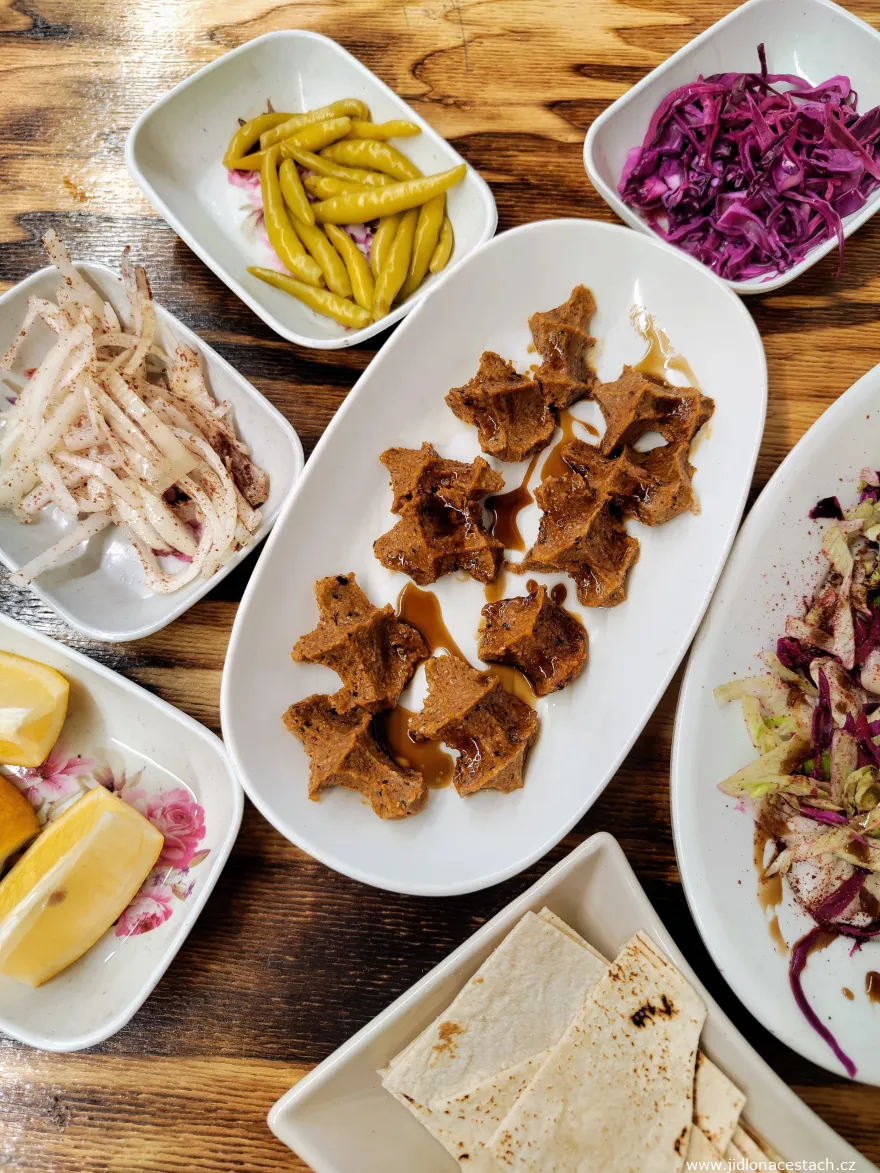 Les meze turcs : salade de légumes, çiğ köfte, chou, oignons au sumac, piments forts, citron et lavash. Servis d'office en entrée avec le testi kebabı.