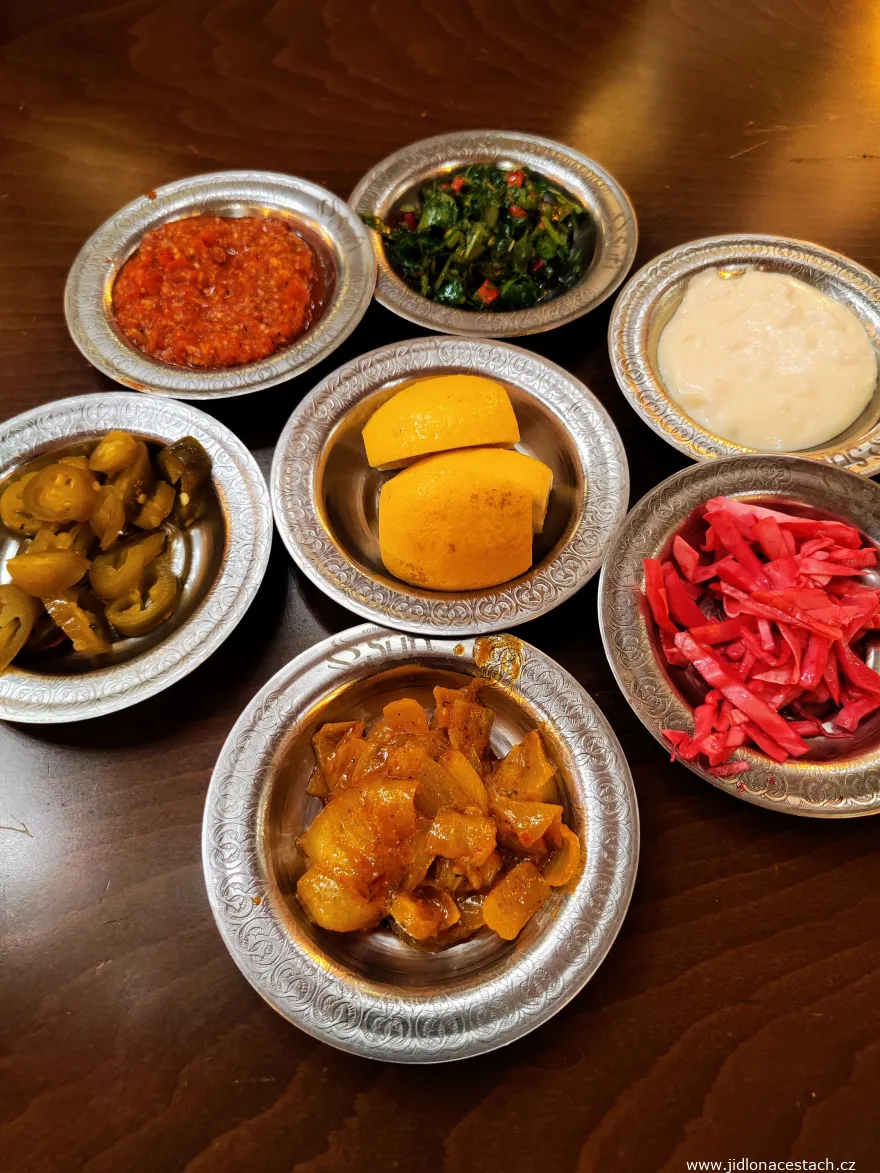 Les meze turcs : maydanoz salatası (salade au persil), havuç tarator (yaourt à la carotte), chou, oignons revenus, piments forts, ezme et citron. Servis d'office en entrée et en accompagnement du tirit.