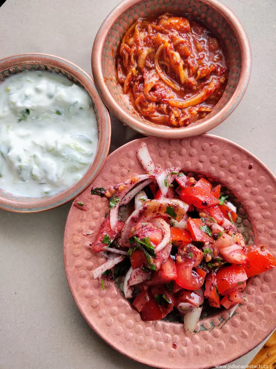 Les meze turcs : salade de légumes, cacık au yaourt et salade d'oignons relevée. Servis d'office en accompagnement du ciğer kebabı et du şiş kebap. Les meze turcs : salade de légumes, cacık au yaourt et salade d'oignons relevée. Servis d'office en accompagnement du ciğer kebabı et du şiş kebap.