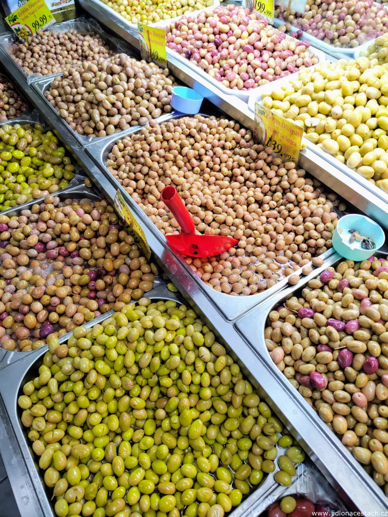 Turecké olivy v jednom z mnohých špecializovaných obchodov v meste Konya. Turecké olivy v jednom z mnohých špecializovaných obchodov v meste Konya.