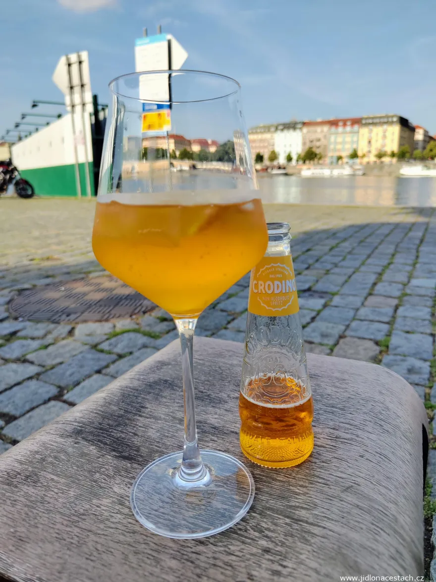 Crodino spritz na pražskej smíchovskej náplavke. Crodino spritz na pražskej smíchovskej náplavke.