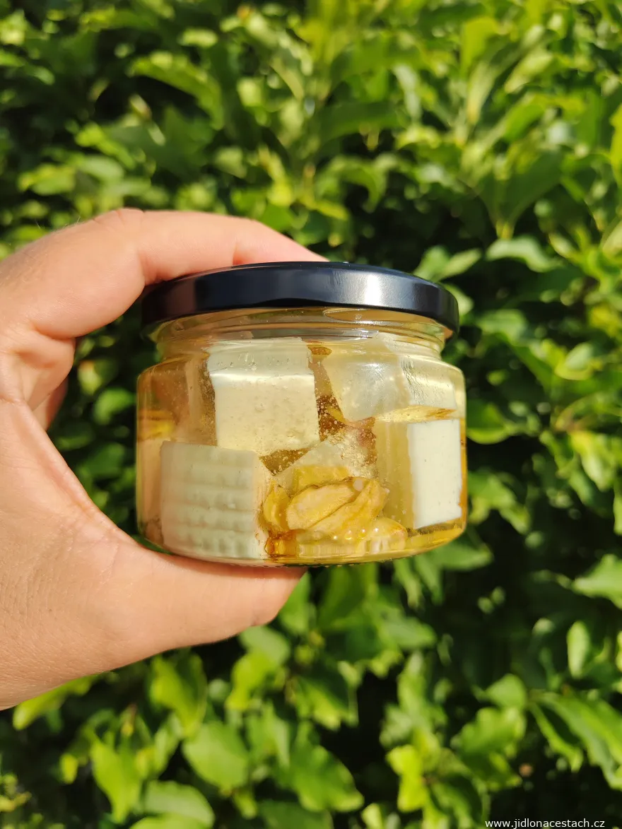 Ziegenfarm Vizovice: eingelegter Ziegenkäse mit Knoblauch (129 CZK/5,20 EUR). Ziegenfarm Vizovice: eingelegter Ziegenkäse mit Knoblauch (129 CZK/5,20 EUR).