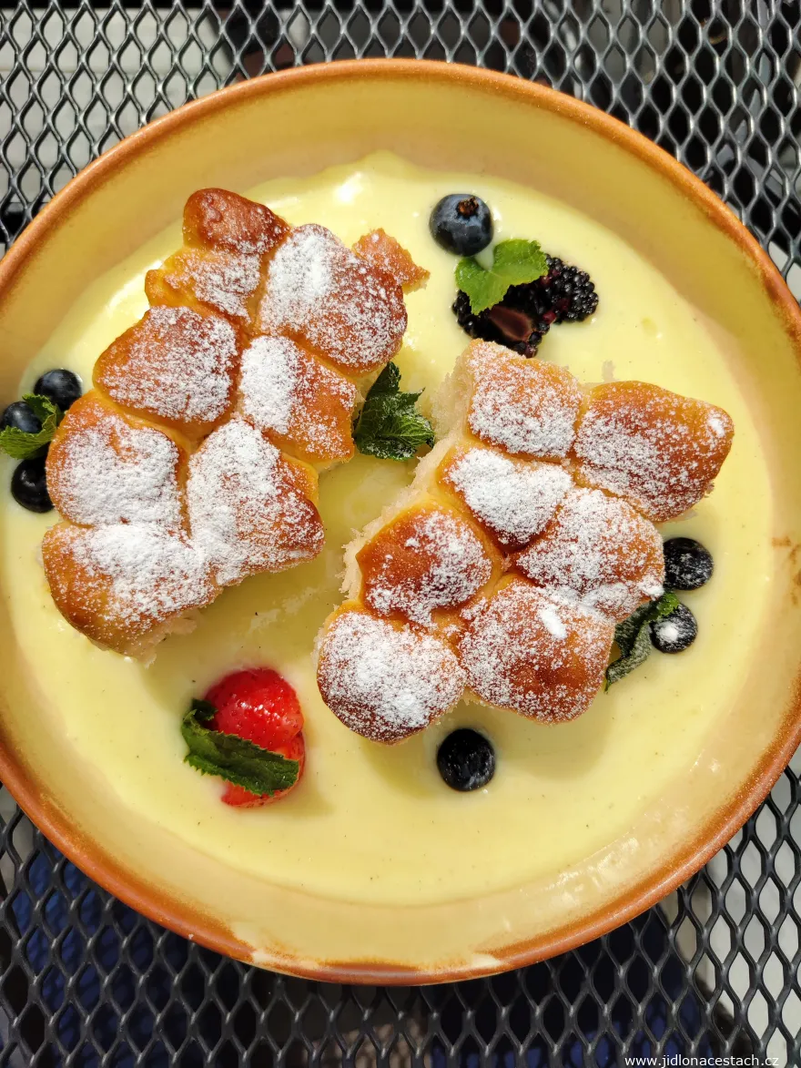 Typisch tschechische Süßspeise: Dukatenbuchteln mit Vanillecreme.